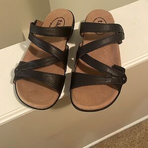 Women’s Black leather Taos Sandals size 7.